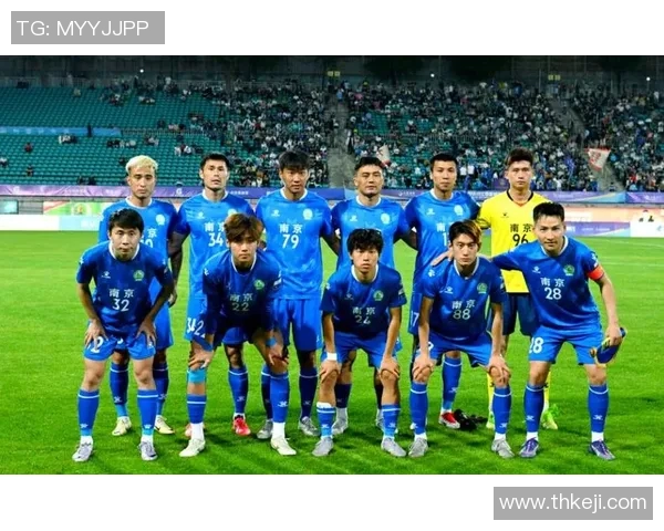 蓝色球衣的足球队在赛场上展现团结与拼搏精神的精彩瞬间